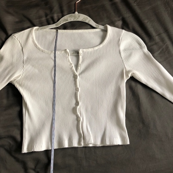 white button crop top - Picture 2 of 3